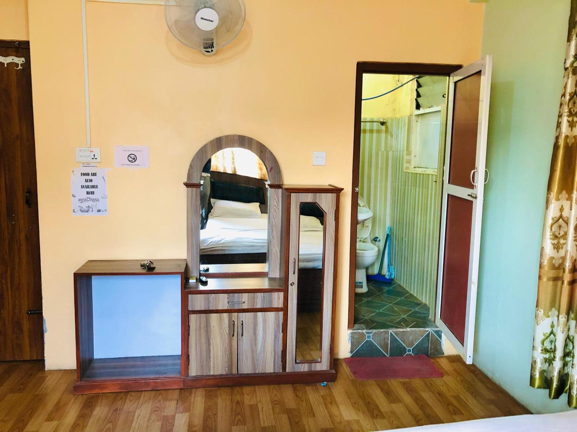 Sara'S Backpackers Hotel Katmandu Dış mekan fotoğraf