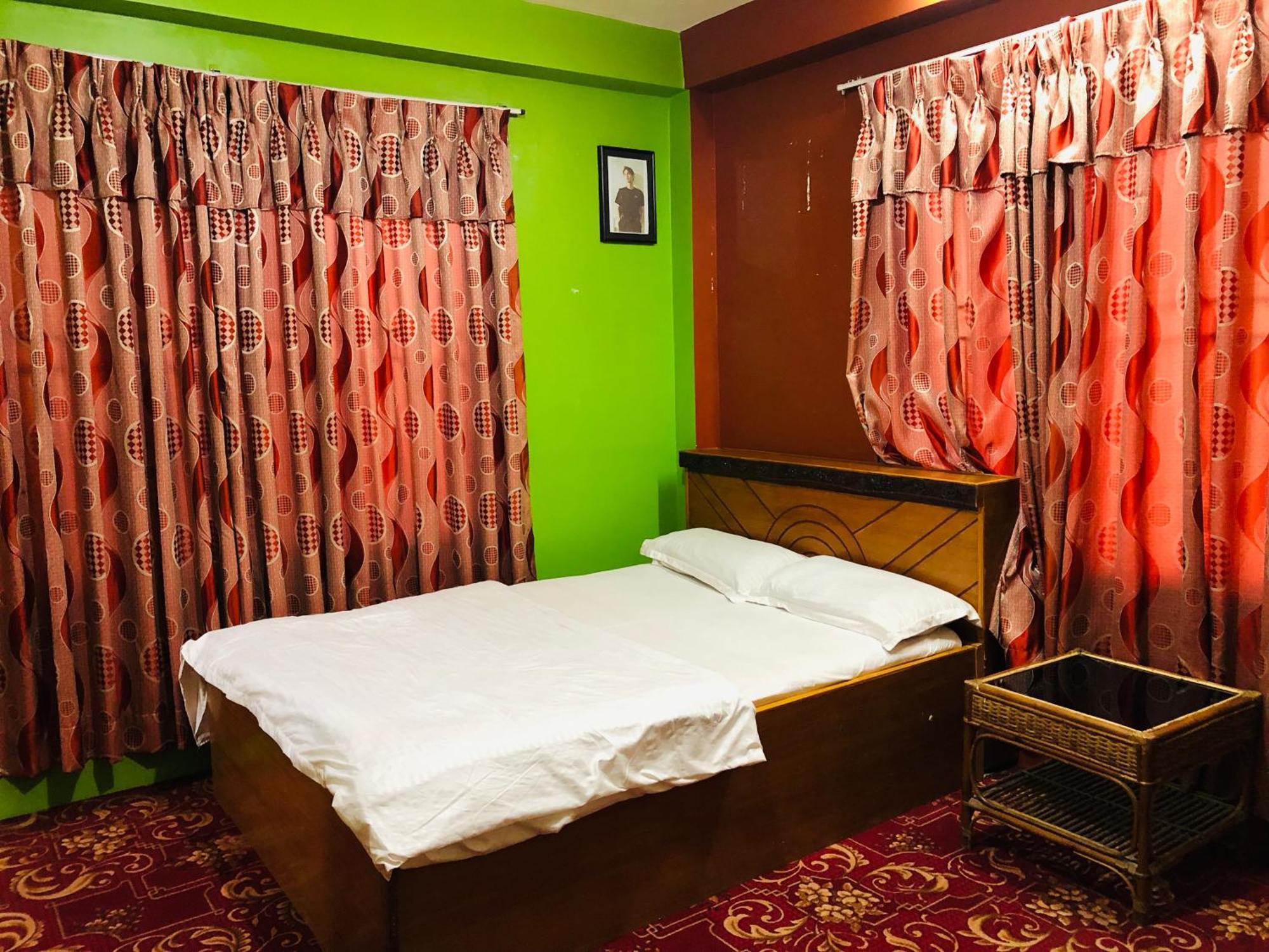 Sara'S Backpackers Hotel Katmandu Dış mekan fotoğraf